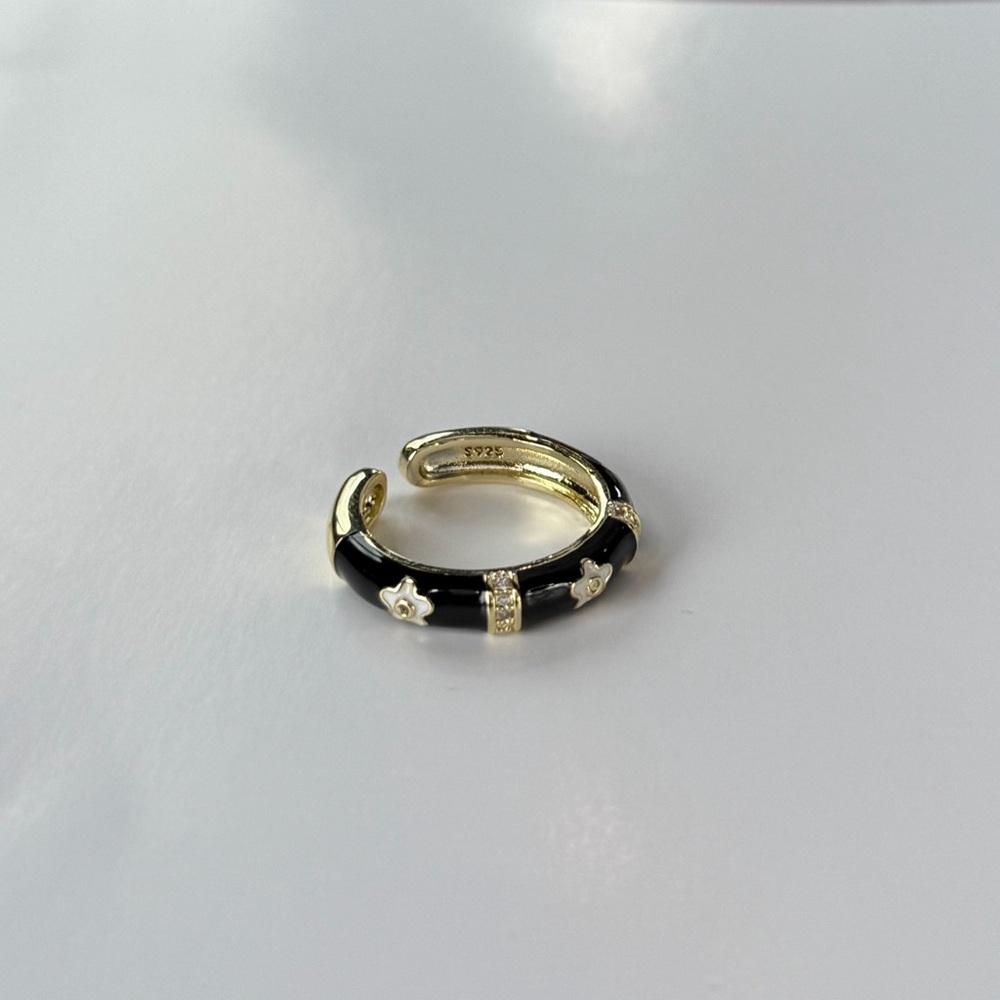 Elegant Black and Gold Women's Ring